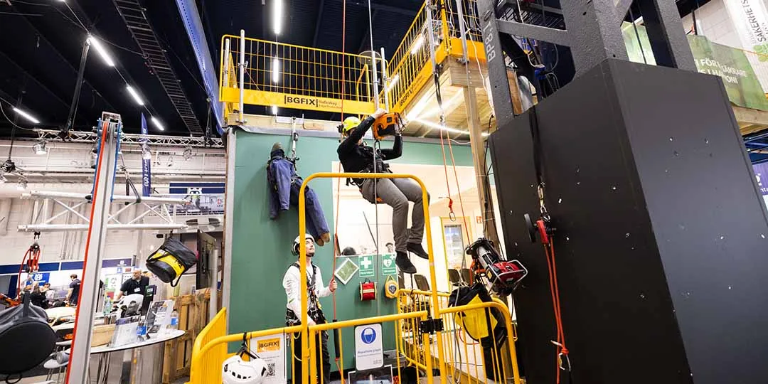 Nordbygg - person hänger i sele