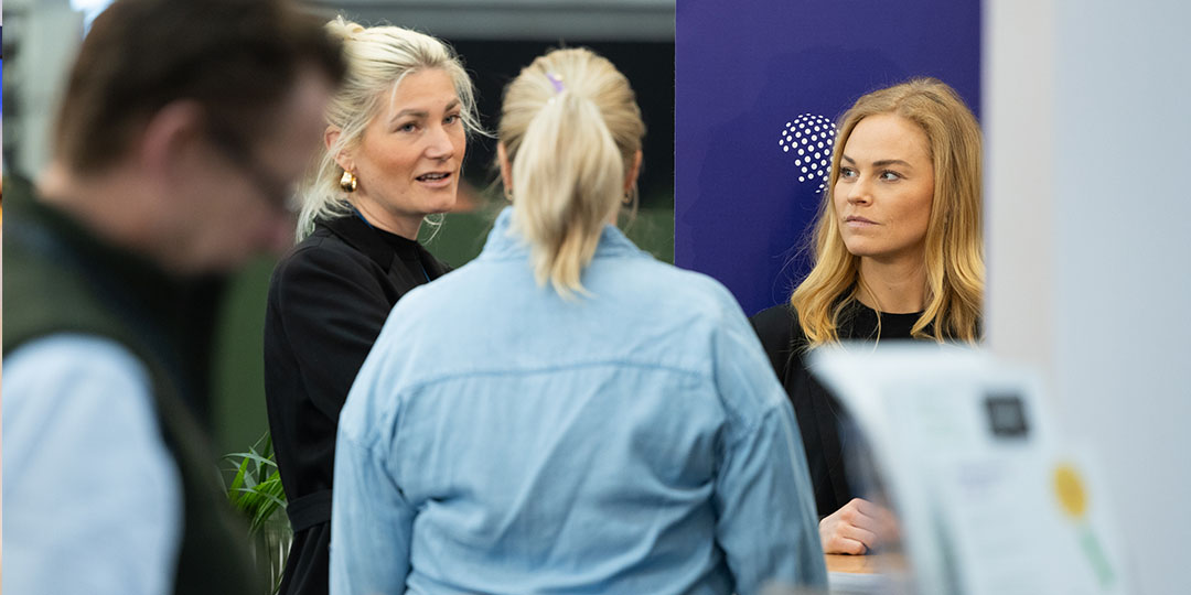 tre-kvinnor-pratar-1080x540 varför ställa ut? tre kvinnor samtalar