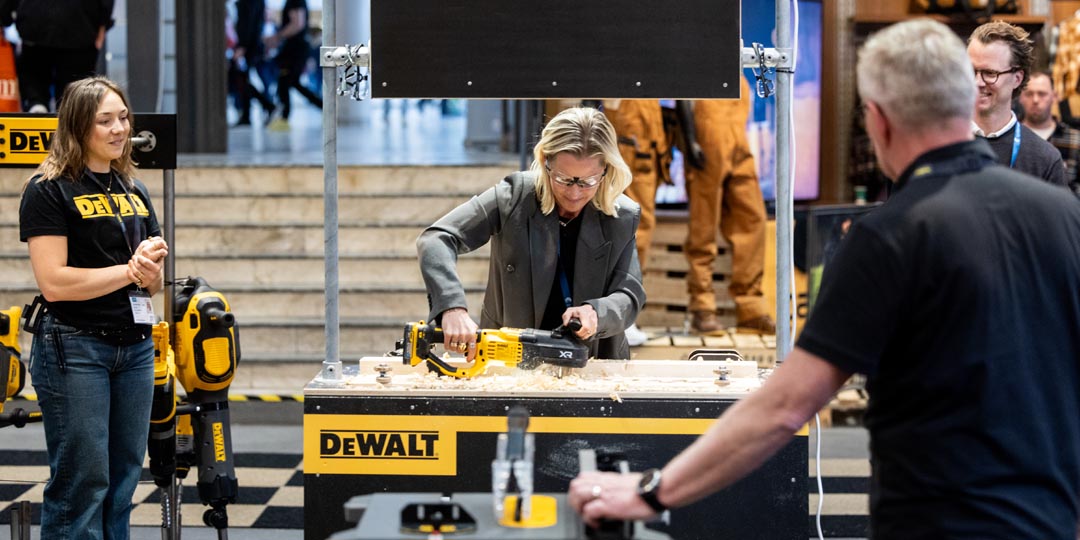 Besökare testar verktyg under nordbygg 2026